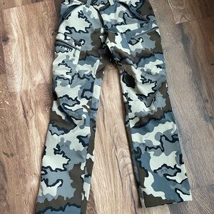 Kuiu guide hunting pants
